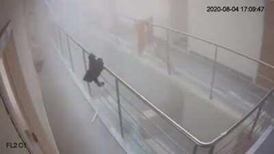 Еще из Бейрута. Двери открываются вовнутрь, но их всех легко выбивает наружу. Сначала вылетают двери слева, потом справа: ударная волна, обойдя здание, практически не потеряла силы.