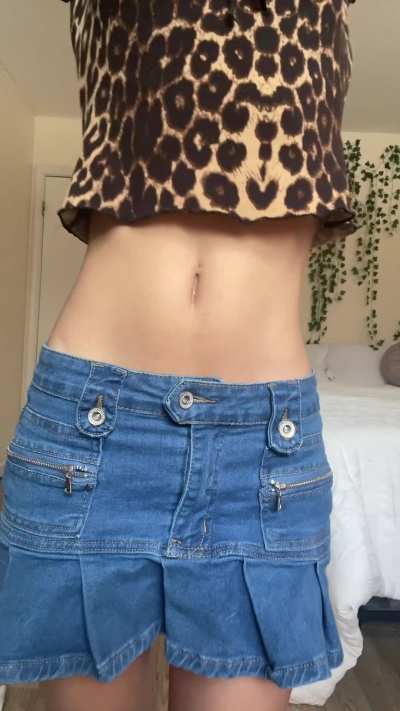 Slender belly cat stretch 🐈