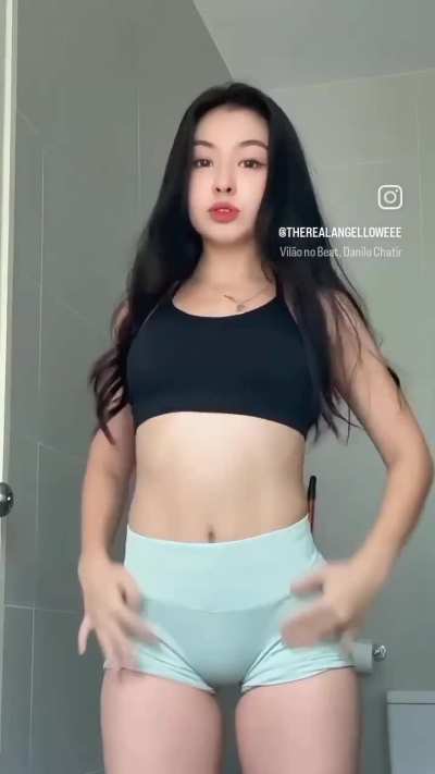 damn she's so tight n juicy