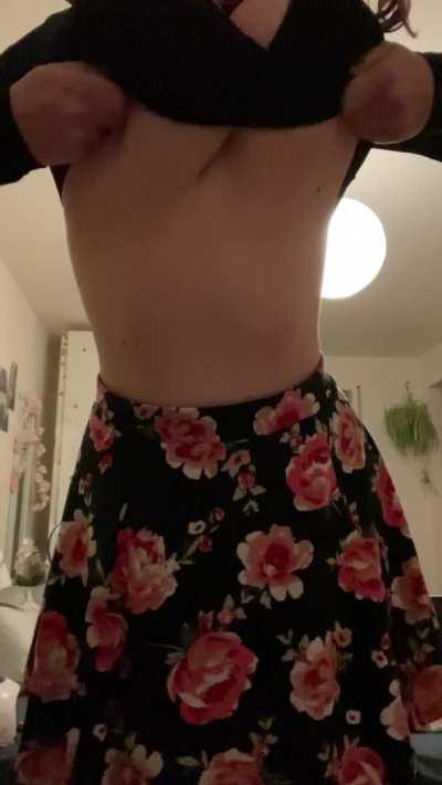 Do you think this would be a good first date outfit? My tits are about to drop out of my top (OC)