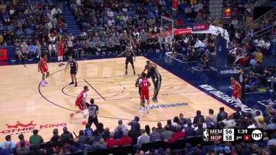 [Highlight] Ja Morant steals the ball and drives the length of the court. He has 24 points on 8/12 from the floor at halftime.