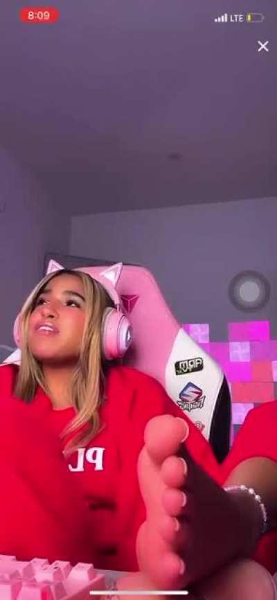 Annoying gamer girl feet on live