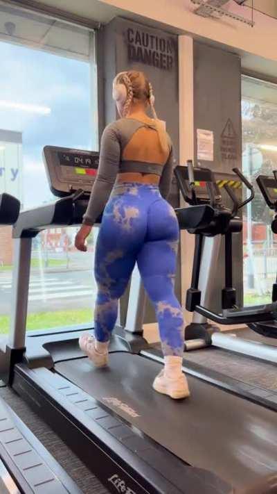 Do I look cute doing cardio?