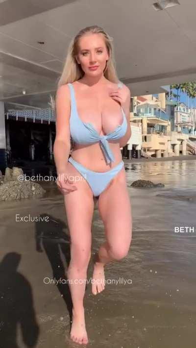 She got a perfect body....just love her🥵 more given below