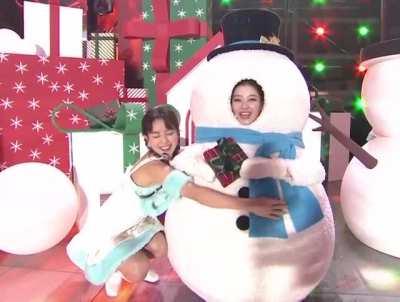 Jihyo with snowman Sana