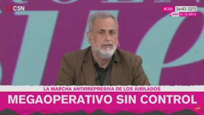 Mujer le hace una llave de ahorque a un policía. -Rial: Esto es responsabilidad de Patricia Bullrich.