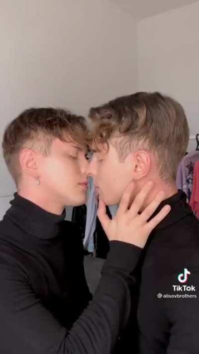 These twin brothers makes me uncomfortable