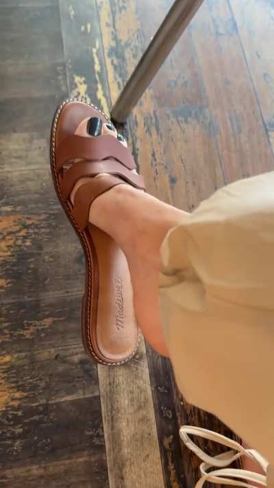 Would my arch distract you in a coffee shop?🤭