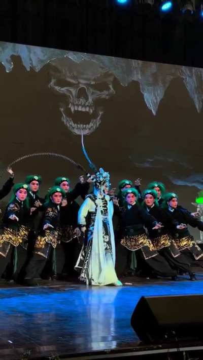 Now that’s insanely fast way to change a dress