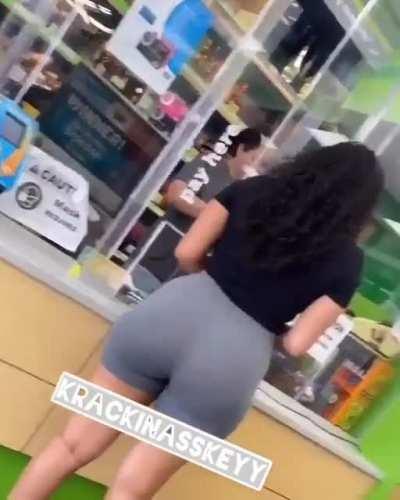 Imagine walking into the store and seeing this 😍🤩🍑