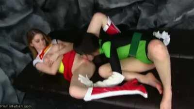 Jessica Cruz cosplayer eating Supergirl's pussy