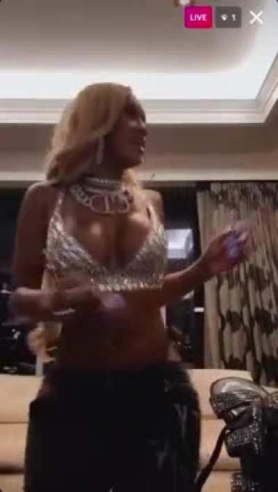 Saweeetie grabbing ha titss 🥰