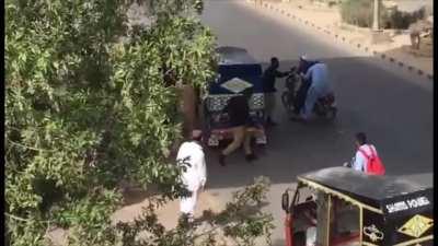 Incredible footage. Policeman walks right up to the robber's face and shoots him point blank while being fired upon. Happened in NIPA Chowrangi, Karachi.