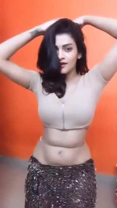 Kisiko pata hya yeh Randi kon hai?