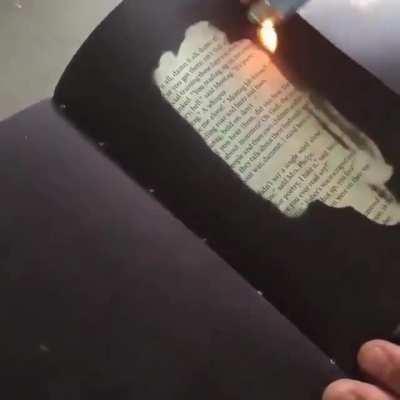 Это издание 451 градусов по Фаренгейту Рэя Брэдберри. Текст проявляется только после нагрева страницы.