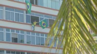 Bolsonaro dá a entender que Lula é mais competente do que ele, mas diz que tem couro mais grosso do que qualquer um