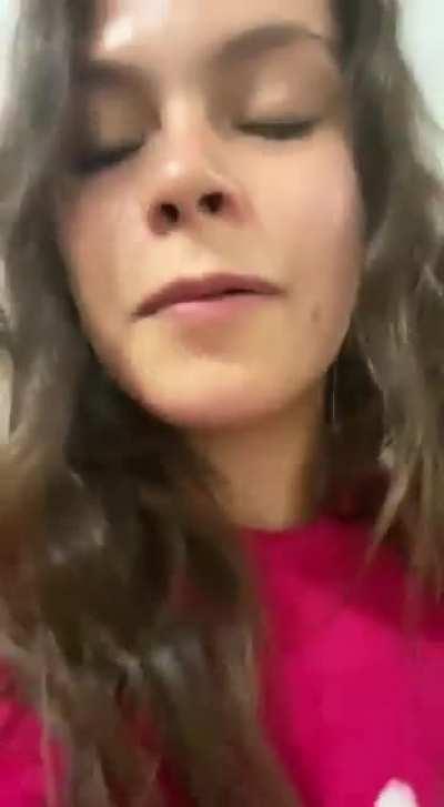 Alguien sabe el name de esta chica?