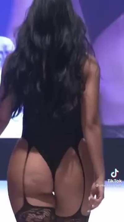 Espero que aún entre en domingo de Patas... sino queda como lunes de nalgoticas!!!!