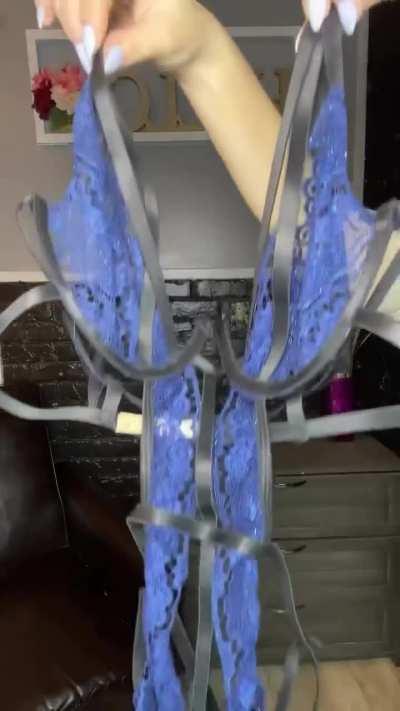 Elle Mandi (@ellemandii)