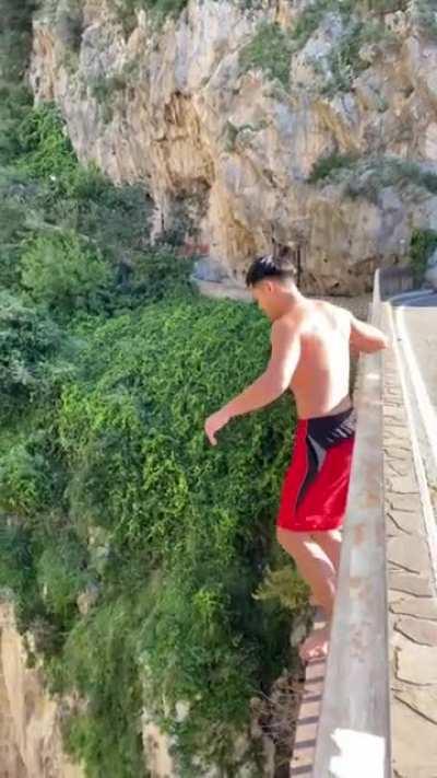 Jeeez this crazy bridge jump my buddy did yesterday!!😳