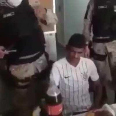 Polícia prendeu um ladrão e quando foi ver, era bem o dia do aniversário de 18 anos do vagabundo. Os policiais, muito simpáticos, resolveram fazer uma festa para o cara ter para sempre memórias desse dia 🥳