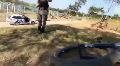 Negro andando de bike é crime. Otimo trabalho policial 👏🥺🤏🐥