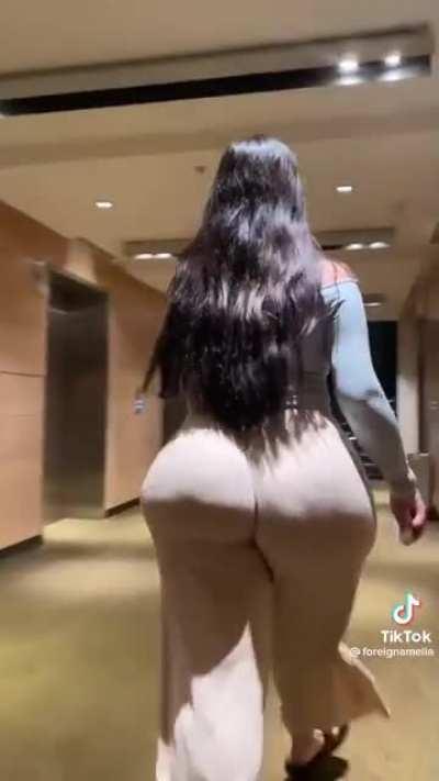 Wyd if you saw her walking down the hallway 👀