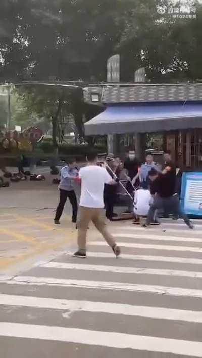 演习被勇敢市民一拳干碎