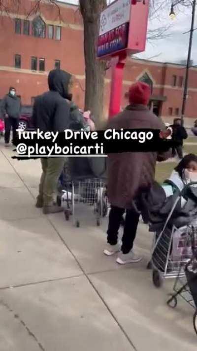 It looks like Carti is helping out at a Turkey drive in Chicago for underprivileged people, according to Fritz