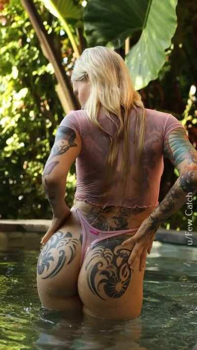 Hot days make me wanna stay at pool all the time