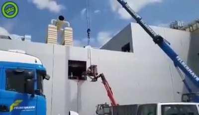 Unsuccessful attempt to transport a forklift