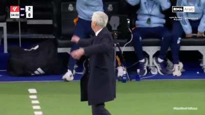 Ancelotti's reaction to Vini's goal today. Reminds me of Zidane's similar reaction to Cristiano's iconic goal against Juve.