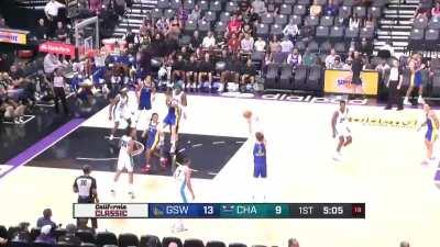 [Highlight] Warriors' 19th pick Brandin Podziemski Double Pump-fakes 2 Hornets Defenders and then Calmly makes the 3