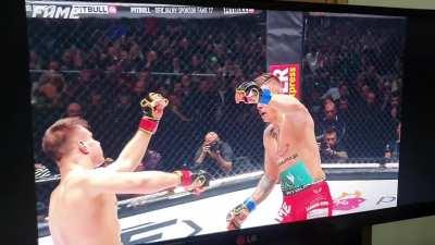 Brutal KO durning freak fight night