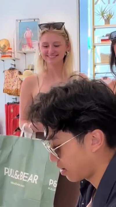 He picked up the tune and started playing just from listening. ð¶