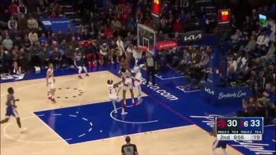 [Highlight] Paul Reed closes out to contest the 3, protects the paint, switches onto OG and blocks him; Boucher with a block on the other end