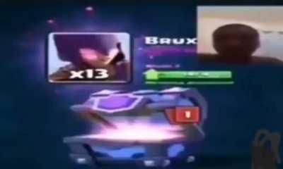 un mono jugando clash royale