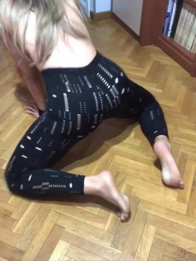 Want to feel your hard cock on my back🥰