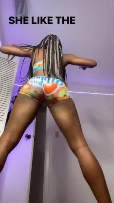 2nd vid. I love her thighs and ass.