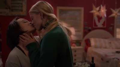 Midori Francis & Renee Rapp in ‘The Sex Lives of College Girls’