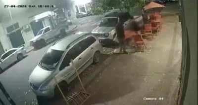 La Plata: Les gustó la mesa de una heladería y se la afanaron