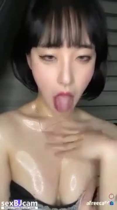 Can someone give me name of her ?