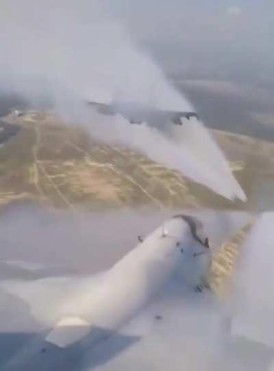 🇷🇺 A pair of Sukhoi Su-30 of the Russian Aerospace Forces firing unguided missiles at ground targets during an exercise [540x732]
