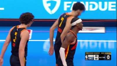 [Highlight] Josh Giddey does a terrific fake-out pass to a cutting Holmgren (with replay)