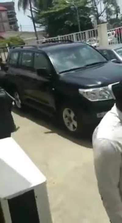 Президент Гвинеи опиздюливает министра, который украл деньги из фонда борьбы с Ковидлой