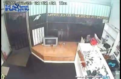 Entire store beats the shit out of attempted thief