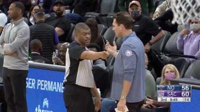 [Highlight] Richaun Holmes picks up two techs and is tossed after throwing his headband into the crowd