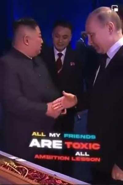 三胖访俄时当场偷东西，普京发现后企图用握手来阻止，但三胖机灵 转手给了自己的翻译。网友评论说三胖太顾家，虽傻但傻进不傻出，比包子强多了，包子只会往外送东西 （转自推特@laodeng89）