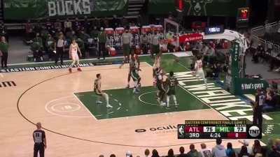 [Highlight] Trae Young off the backboard to Collins for the poster!