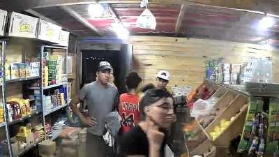 La Plata: Delincuentes se robaron un pack de latas de cervezas mientras distraían al empleado